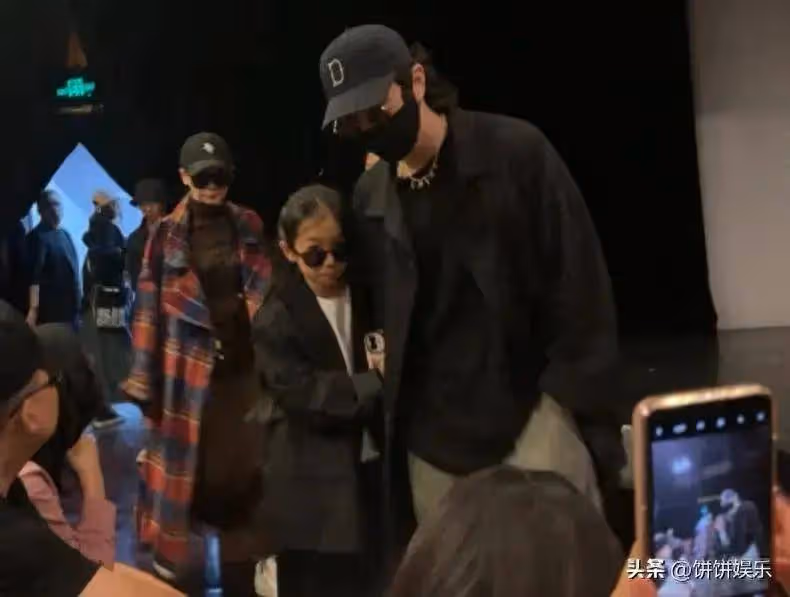 戚薇李承鉉一家現身烏鎮，女兒緊抱爸爸手臂，長相跟媽媽複製粘貼