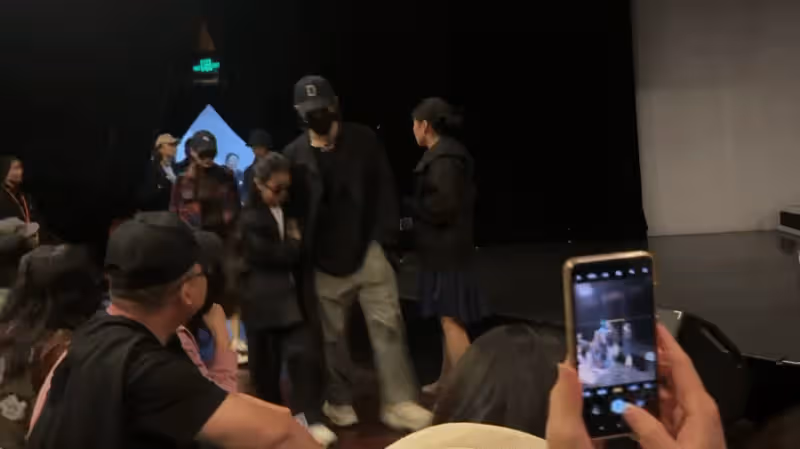 戚薇李承鉉一家現身烏鎮，女兒緊抱爸爸手臂，長相跟媽媽複製粘貼