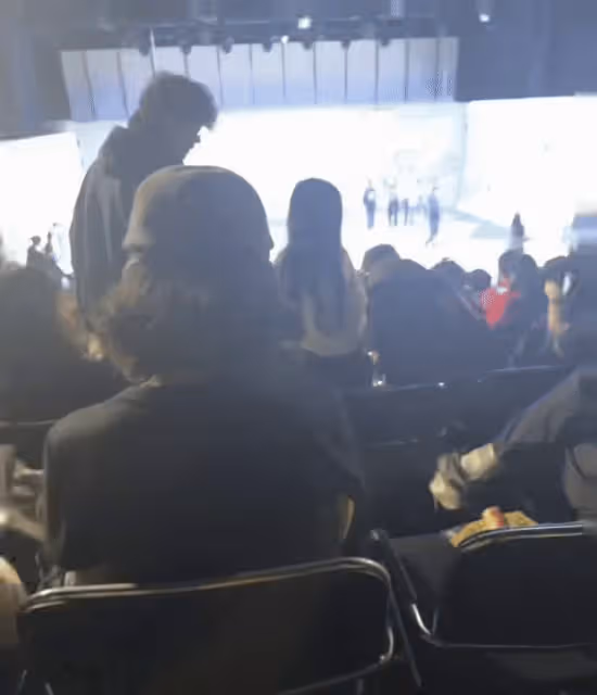 戚薇李承鉉一家現身烏鎮，女兒緊抱爸爸手臂，長相跟媽媽複製粘貼