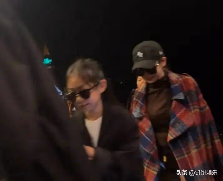 戚薇李承鉉一家現身烏鎮，女兒緊抱爸爸手臂，長相跟媽媽複製粘貼