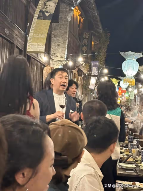 烏鎮戲劇節上的黃磊,真的好放得開!身材發福不少魅力仍不減當年