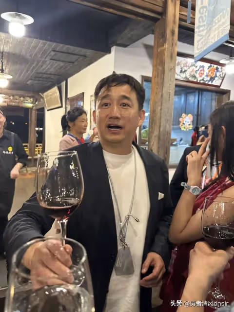 烏鎮戲劇節上的黃磊,真的好放得開!身材發福不少魅力仍不減當年