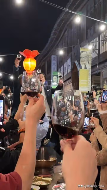 烏鎮戲劇節上的黃磊,真的好放得開!身材發福不少魅力仍不減當年