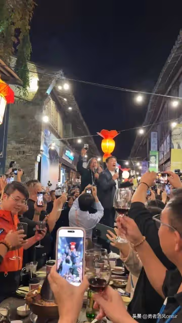 烏鎮戲劇節上的黃磊,真的好放得開!身材發福不少魅力仍不減當年