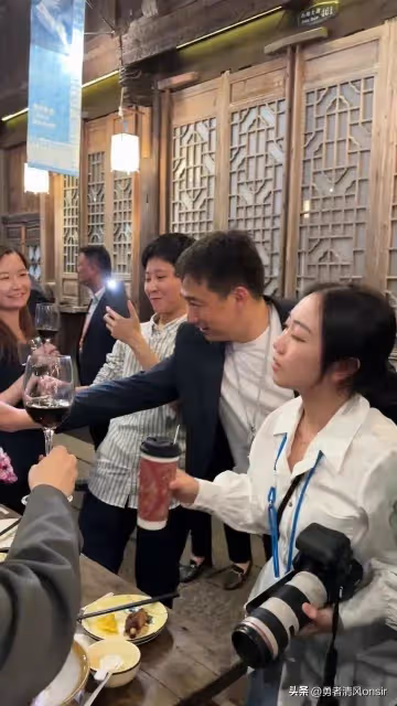 烏鎮戲劇節上的黃磊,真的好放得開!身材發福不少魅力仍不減當年