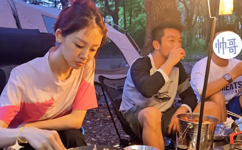 鄭愷與家人露營,睡覺打呼嚕惹女兒吐槽,苗苗帶孩子與妹妹睡一起