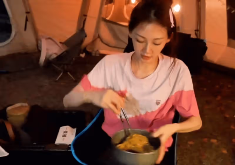 鄭愷與家人露營,睡覺打呼嚕惹女兒吐槽,苗苗帶孩子與妹妹睡一起