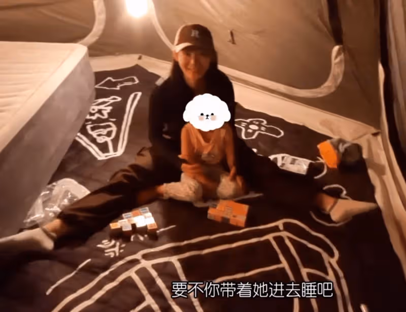 鄭愷與家人露營,睡覺打呼嚕惹女兒吐槽,苗苗帶孩子與妹妹睡一起