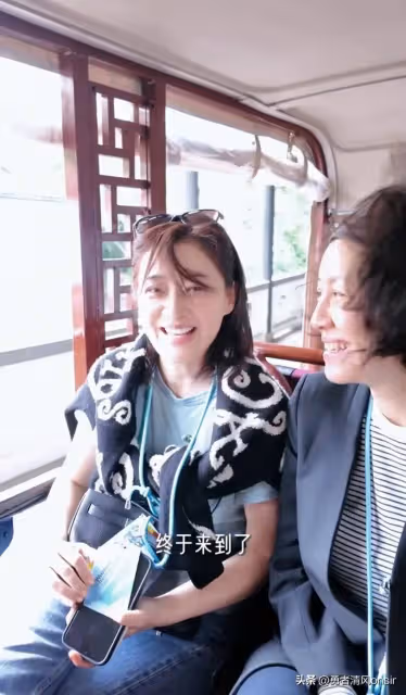 梅婷和劉琳同游烏鎮,看戲吃美食玩得很開心 50歲姐妹花也太美了
