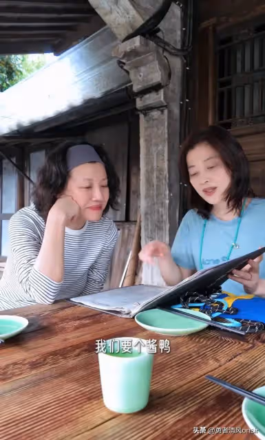 梅婷和劉琳同游烏鎮,看戲吃美食玩得很開心 50歲姐妹花也太美了