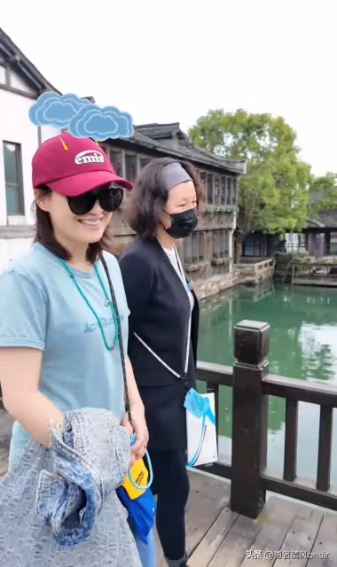 梅婷和劉琳同游烏鎮,看戲吃美食玩得很開心 50歲姐妹花也太美了