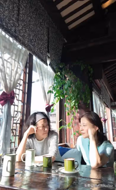梅婷和劉琳同游烏鎮,看戲吃美食玩得很開心 50歲姐妹花也太美了