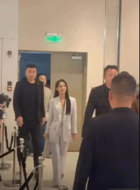 網友商場偶遇佟麗婭參加活動,銀灰色西裝現身美麗大方,本人好美