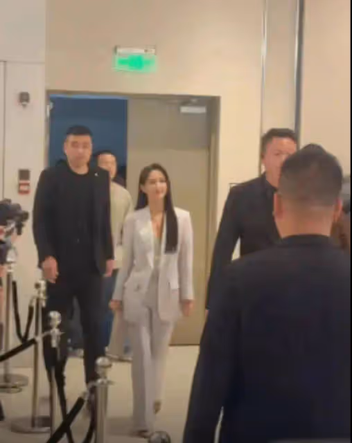 網友商場偶遇佟麗婭參加活動,銀灰色西裝現身美麗大方,本人好美