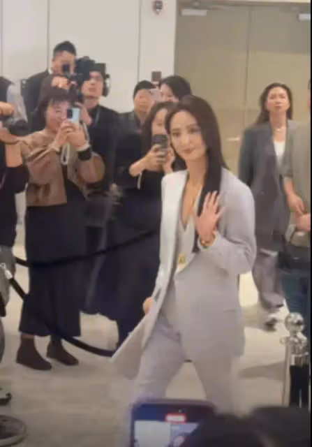 網友商場偶遇佟麗婭參加活動,銀灰色西裝現身美麗大方,本人好美