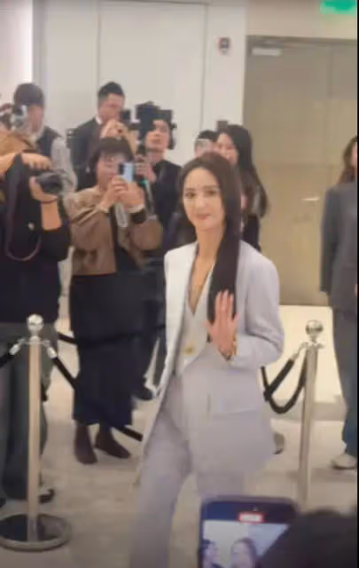 網友商場偶遇佟麗婭參加活動,銀灰色西裝現身美麗大方,本人好美