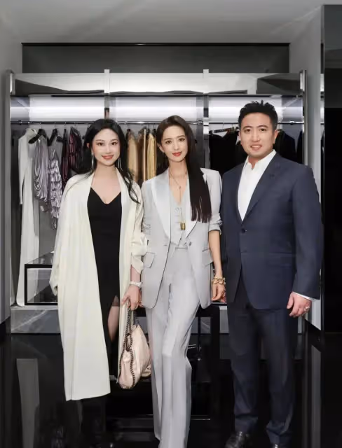 網友商場偶遇佟麗婭參加活動,銀灰色西裝現身美麗大方,本人好美