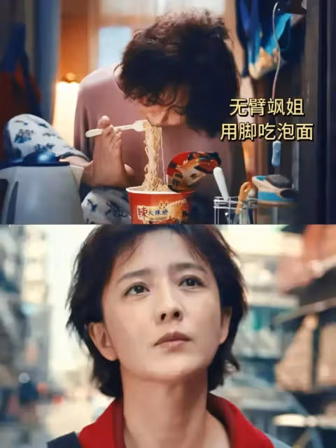 網友商場偶遇佟麗婭參加活動,銀灰色西裝現身美麗大方,本人好美