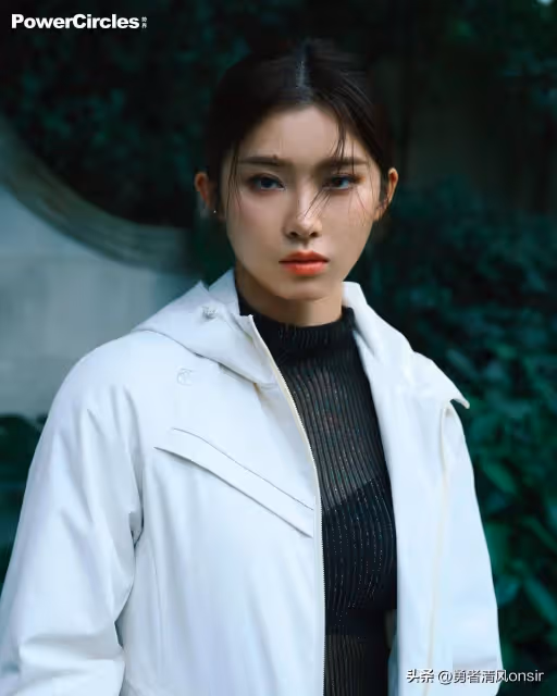 吳艷妮最新時尚大片,又美又颯表現力太強 第四張完全不輸時尚超模