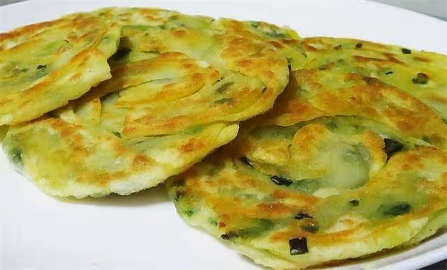 喜歡吃蔥油餅先收藏了,不用自己和面,做出來酥脆咸香,吃撐了