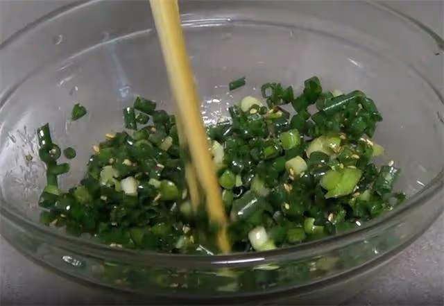 喜歡吃蔥油餅先收藏了,不用自己和面,做出來酥脆咸香,吃撐了