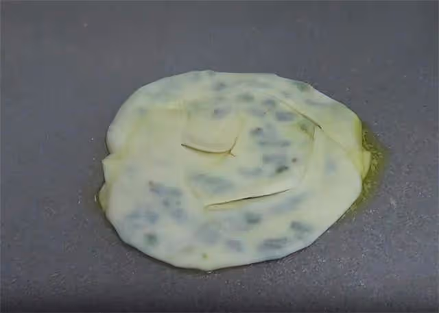 喜歡吃蔥油餅先收藏了,不用自己和面,做出來酥脆咸香,吃撐了