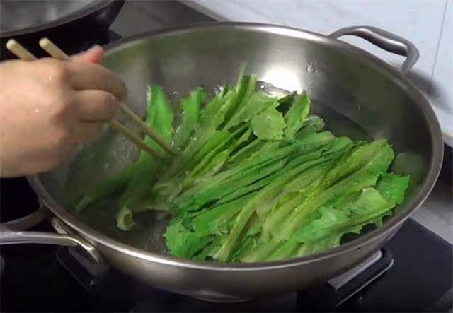 愛吃油麥菜的建議先收藏了,做法簡單又好吃,做好後比吃肉都過癮