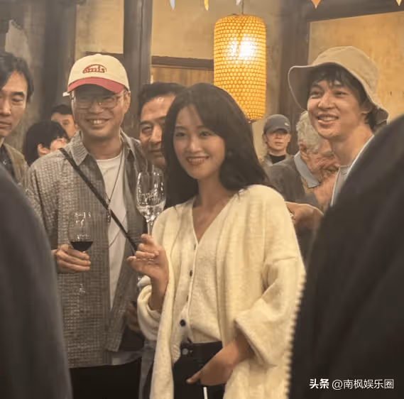 烏鎮戲劇節：沈騰一臉褶子，黃磊又腫了，我卻被萬茜的生圖驚艷了
