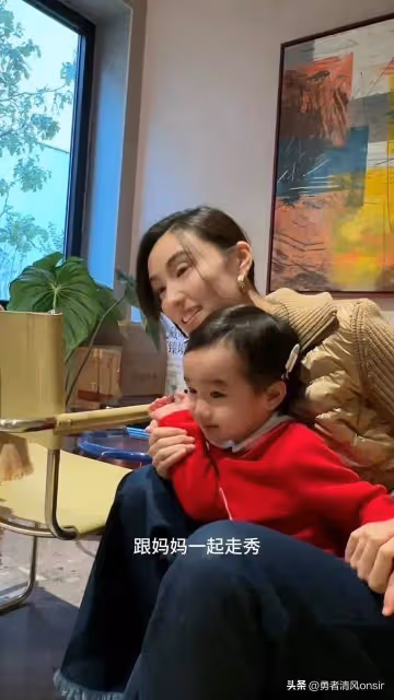 李亞鵬老婆海哈金喜重回T台，抱孩子走秀自信從容 2歲女兒好像爸爸