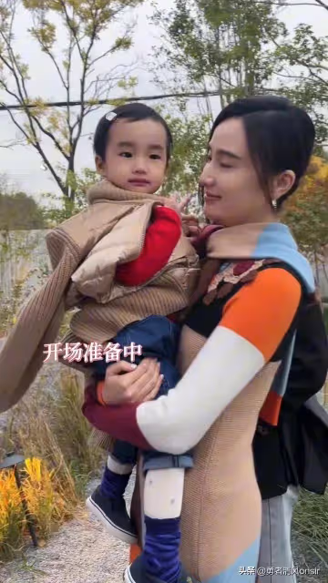 李亞鵬老婆海哈金喜重回T台，抱孩子走秀自信從容 2歲女兒好像爸爸