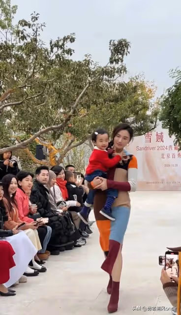 李亞鵬老婆海哈金喜重回T台，抱孩子走秀自信從容 2歲女兒好像爸爸