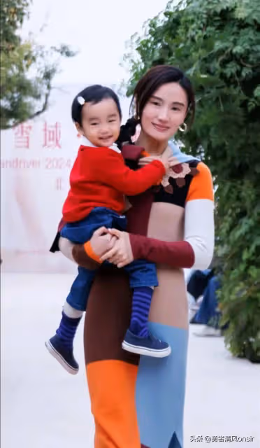 李亞鵬老婆海哈金喜重回T台，抱孩子走秀自信從容 2歲女兒好像爸爸