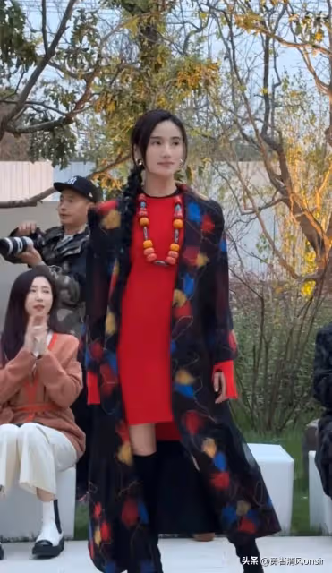 李亞鵬老婆海哈金喜重回T台，抱孩子走秀自信從容 2歲女兒好像爸爸