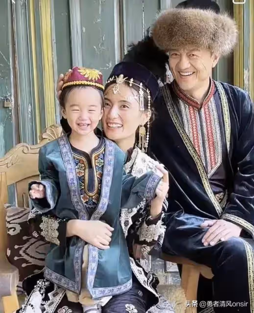 李亞鵬老婆海哈金喜重回T台，抱孩子走秀自信從容 2歲女兒好像爸爸