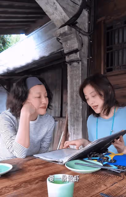 梅婷與劉琳同游烏鎮,用塑料袋裝茶葉被劉琳嫌棄,偷翻白眼好可愛