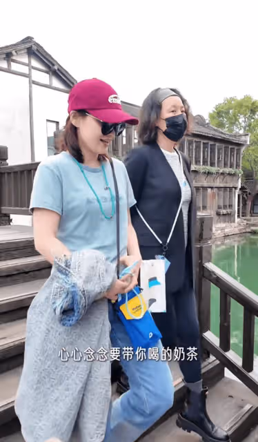 梅婷與劉琳同游烏鎮,用塑料袋裝茶葉被劉琳嫌棄,偷翻白眼好可愛