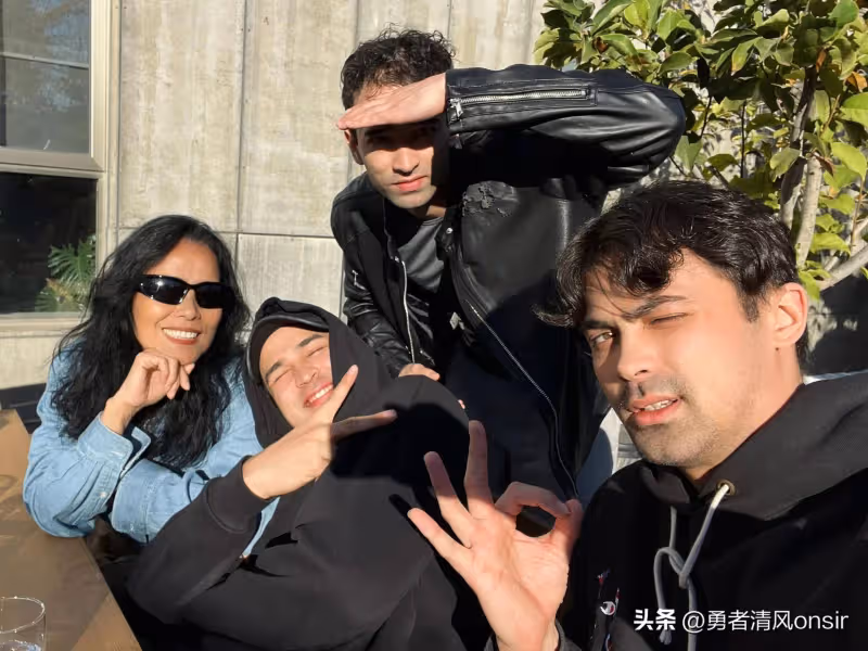 韋唯曬和兒子們幸福合照,61歲氣質出眾仍很美,三個兒子瀟灑帥氣