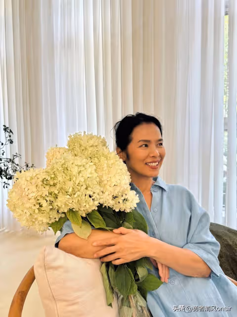 韋唯曬和兒子們幸福合照,61歲氣質出眾仍很美,三個兒子瀟灑帥氣
