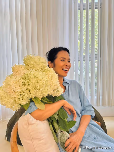韋唯曬和兒子們幸福合照,61歲氣質出眾仍很美,三個兒子瀟灑帥氣