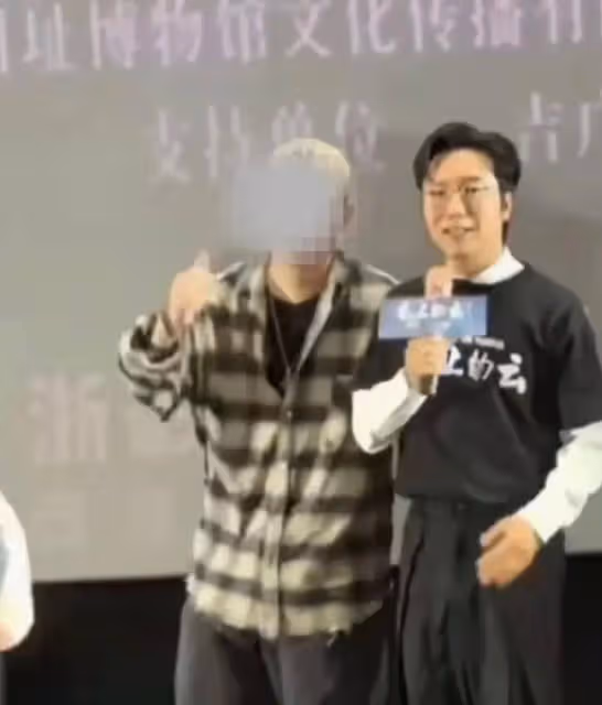 李玉剛現身宣傳自導電影，被熱情粉絲強行擁抱顯緊張，票房不理想
