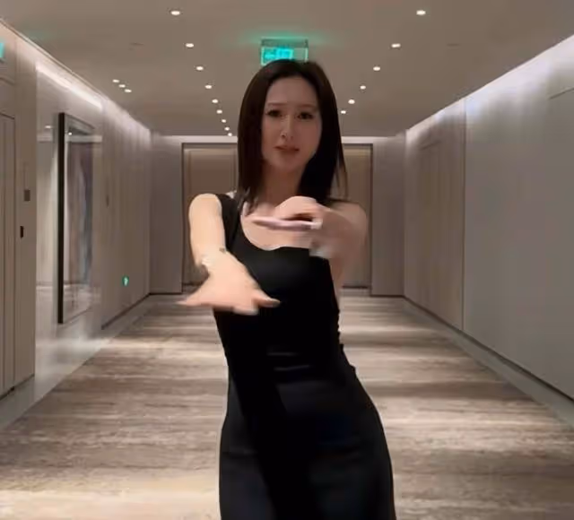 TVB知名女星真空上陣險走光,人氣高漲通告不斷,上位成公司一姐