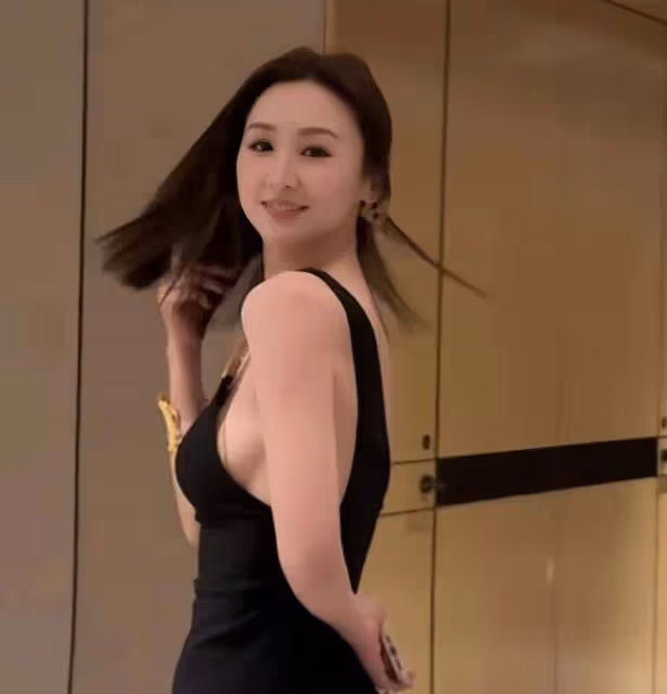TVB知名女星真空上陣險走光,人氣高漲通告不斷,上位成公司一姐