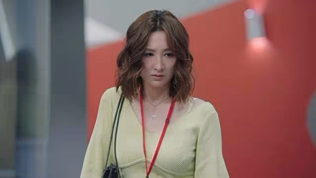 TVB知名女星真空上陣險走光,人氣高漲通告不斷,上位成公司一姐