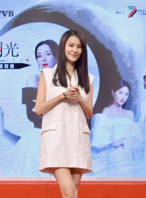 恭喜!TVB花旦宣傳新劇不否認懷孕,穿平底鞋多次用手遮掩孕肚