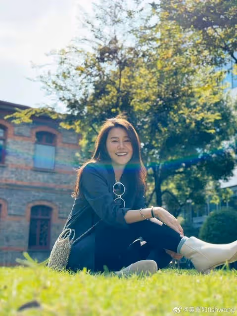 恭喜!TVB花旦宣傳新劇不否認懷孕,穿平底鞋多次用手遮掩孕肚