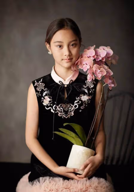 李小璐帶女兒拍旗袍寫真,12歲甜馨五官很像爸爸
