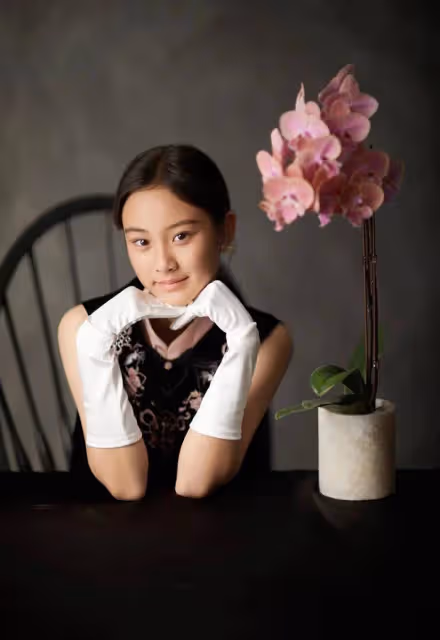 李小璐帶女兒拍旗袍寫真,12歲甜馨五官很像爸爸
