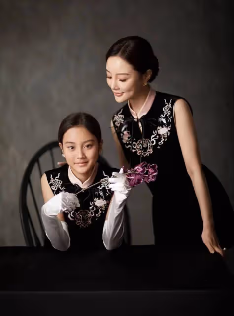 李小璐帶女兒拍旗袍寫真,12歲甜馨五官很像爸爸