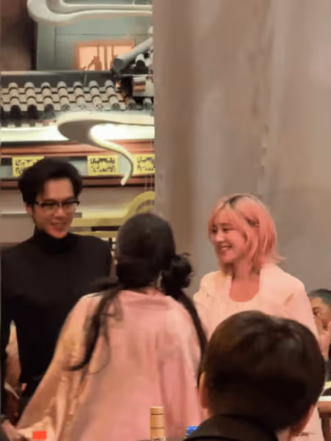 張若昀唐藝昕參加朋友婚禮，二人越來越有夫妻相了