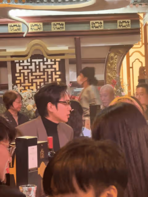 張若昀唐藝昕參加朋友婚禮，二人越來越有夫妻相了